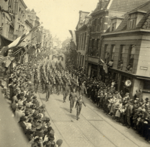 600844 Afbeelding van infanteristen van de 3rd Canadian Infantry Division, in de Voorstraat te Utrecht, tijdens de ...